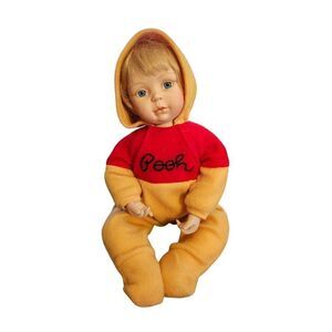 DISNEY WINNIE THE POOR NEED A HUG, POOH Cindy McClure Porcelain. 1997